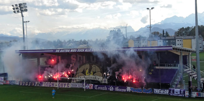 Fans bei einem Heimspiel des SV Austria Salzburg im Stadtteil Maxglan