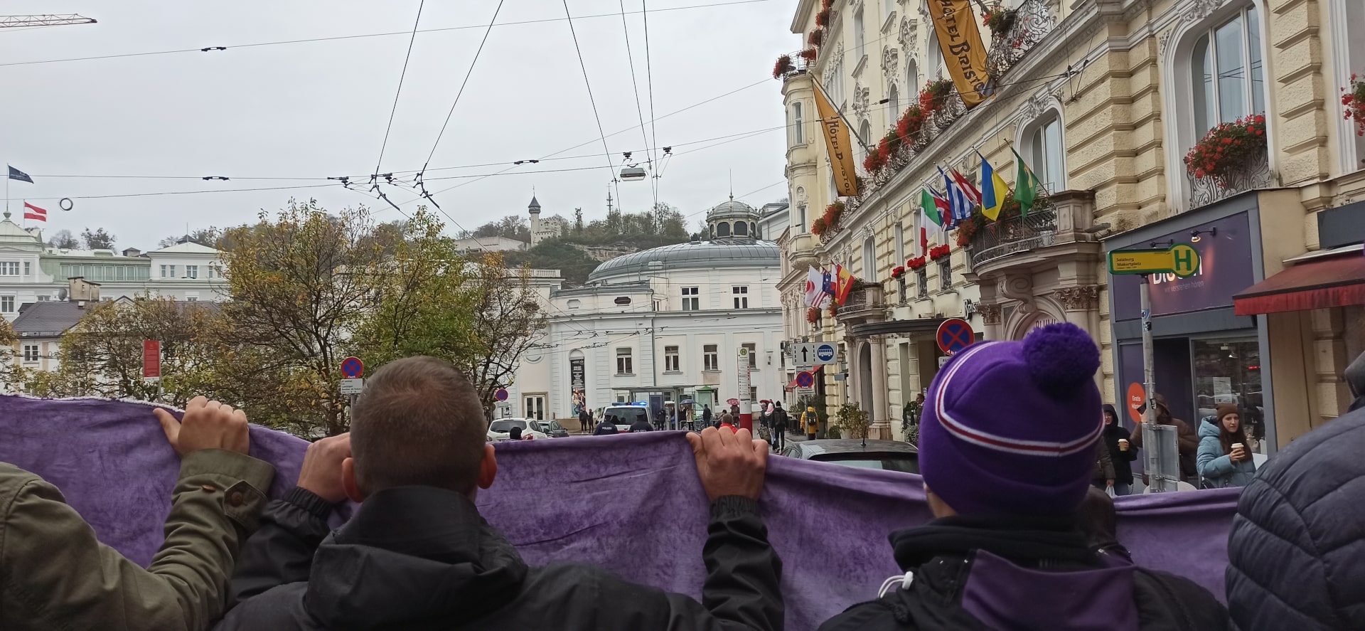 Demo-Banner für ein neues Stadion am Markartplatz in Salzburg