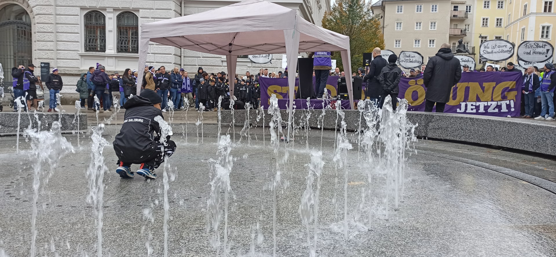Nachwuchs Thema bei Kundgebung für neues Stadion für Austria Salzburg zum Abschluss der Demo am Kajetanerplatz