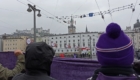 Demo-Zug für ein neues Stadion überquert die Staatsbrücke in Salzburg