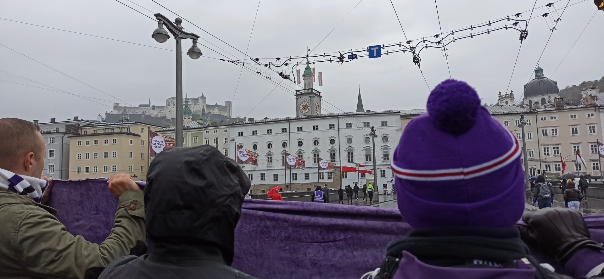 Demo-Zug für ein neues Stadion überquert die Staatsbrücke in Salzburg