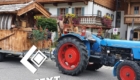 Oldtimer-Traktor mit Weinfass-Anhänger
