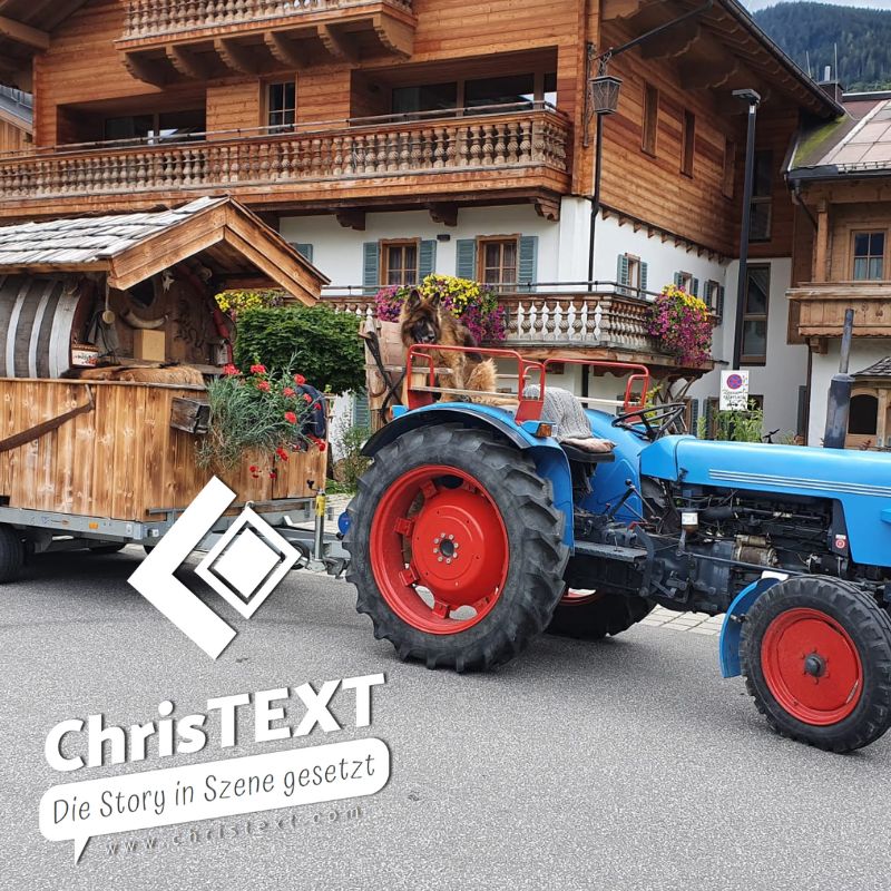 Oldtimer-Traktor mit Weinfass-Anhänger