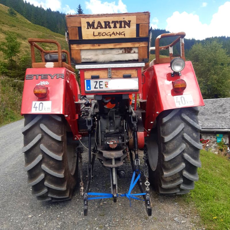 Oldtimer-Traktor Steyr von hinten