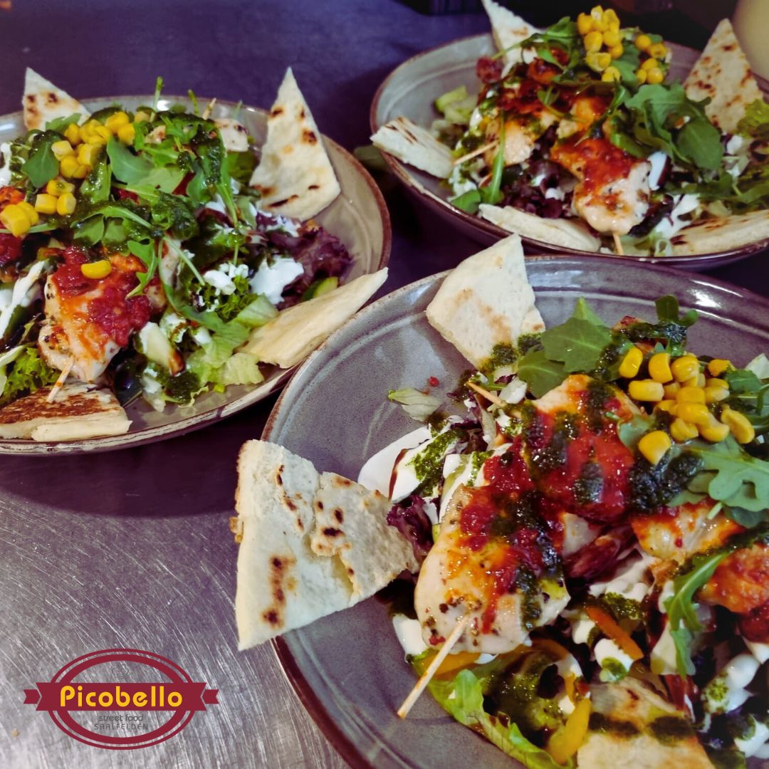Hühnerspieße mit knackigem Salat und Fladenbrot-Ecken