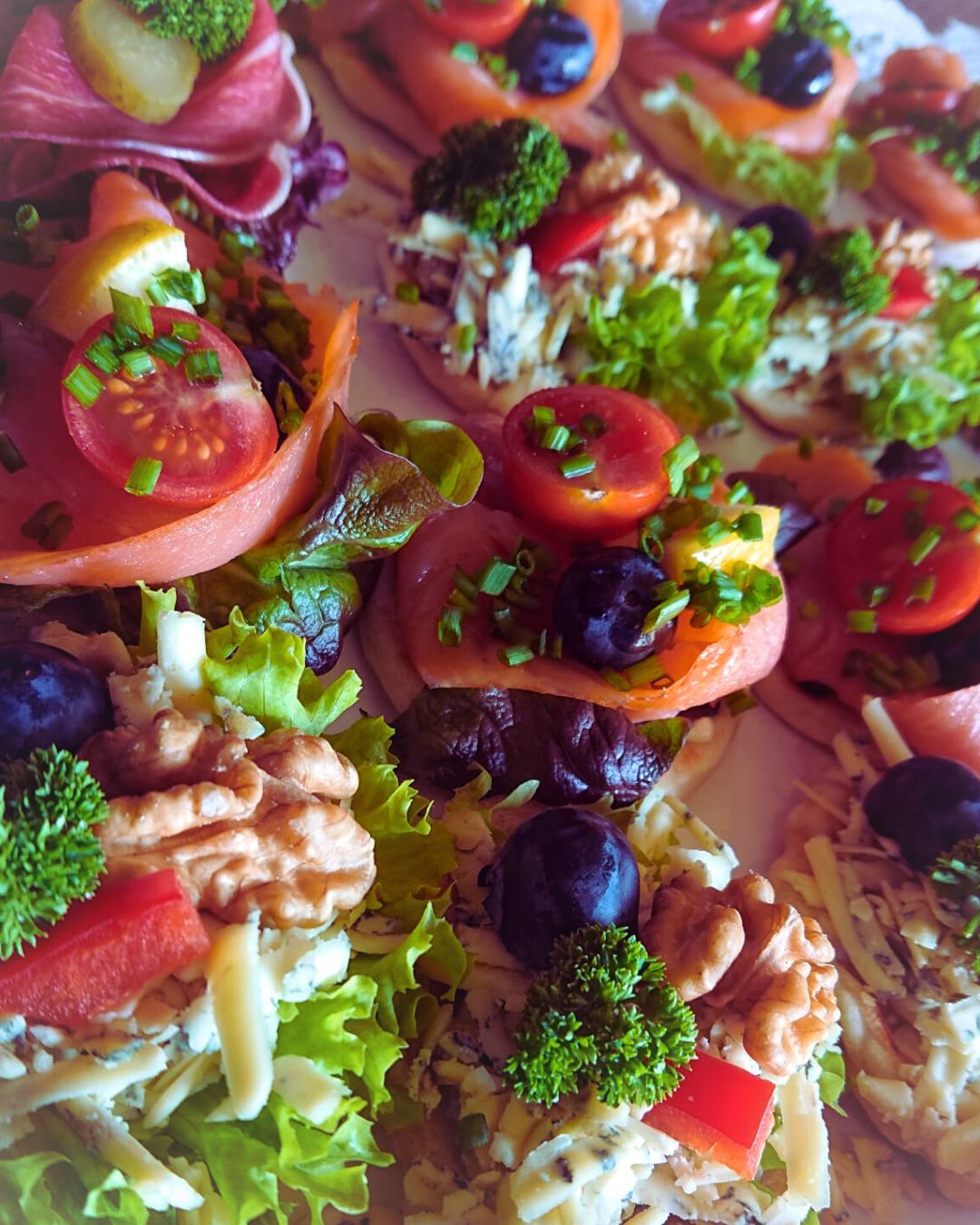 Picobello-Brötchen mit Salat und Tomaten